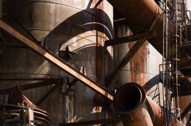 Tüpler ve borular adandoned endüstriyel alanda geniş paslı sisteminden