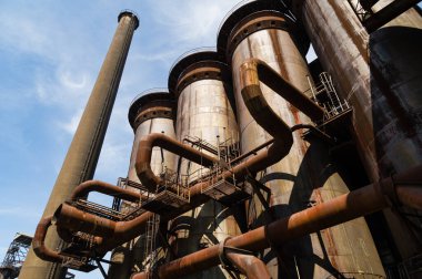 Tüpler ve borular adandoned endüstriyel alanda geniş paslı sisteminden