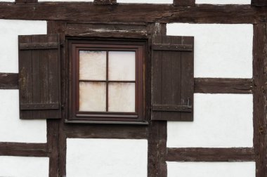 Panjurlar ile beyaz yarı ahşap yazlık penceresinin ayrıntı