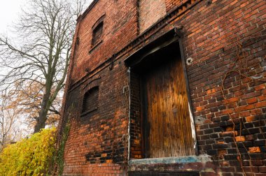 Terkedilmiş tuğla ev yandı ve yangın tarafından tahrip