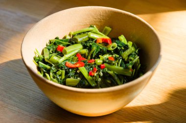 Sri Lanka usulü kızarmış kangkung yemeği kasede.