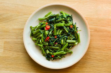 Sri Lanka usulü kızarmış kangkung yemeği tabakta