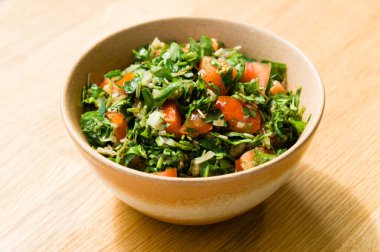 Sri Lanka usulü domatesli gotik kola salatası.