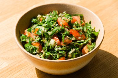 Sri Lanka usulü domatesli gotik kola salatası.