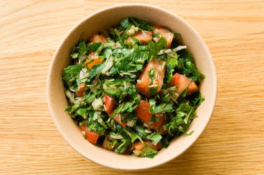 Sri Lanka usulü domatesli gotik kola salatası.