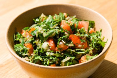 Sri Lanka usulü domatesli gotik kola salatası.