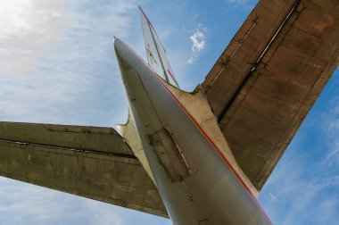 Kullanımdan kaldırılmış eski Çek yolcu uçağının kuyruğu