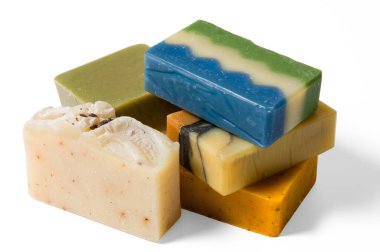 Beyaz arkaplanda izole edilmiş el yapımı organik sabun çubukları