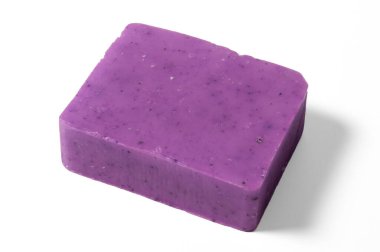 Beyaz zemin üzerinde izole edilmiş el yapımı organik sabun çubuğu