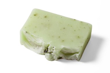 Beyaz zemin üzerinde izole edilmiş el yapımı organik sabun çubuğu