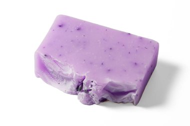 Beyaz zemin üzerinde izole edilmiş el yapımı organik sabun çubuğu