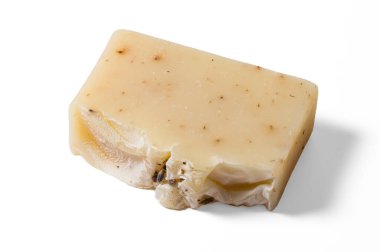 Beyaz zemin üzerinde izole edilmiş el yapımı organik sabun çubuğu