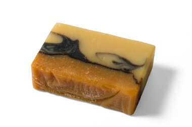 Beyaz zemin üzerinde izole edilmiş el yapımı organik sabun çubuğu