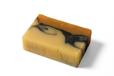Beyaz zemin üzerinde izole edilmiş el yapımı organik sabun çubuğu