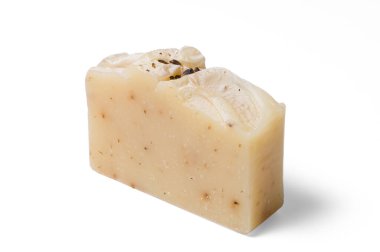 Beyaz zemin üzerinde izole edilmiş el yapımı organik sabun çubuğu