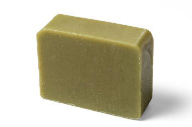 Beyaz zemin üzerinde izole edilmiş el yapımı organik sabun çubuğu