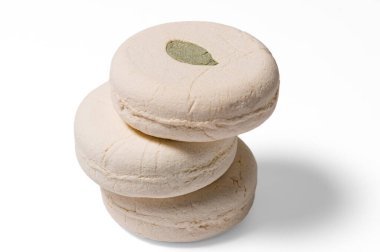 Beyaz arka planda el yapımı organik şampuan.