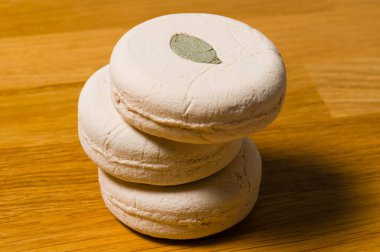 Ahşap arka planda el yapımı organik şampuan.