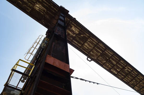 Endüstriyel yapısı, uzun boylu kirli ve paslı terk