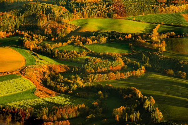 Çek Dağları üzerinde günbatımının hava fotoğrafı. Tarım arazileri ve ormanlarla birlikte.