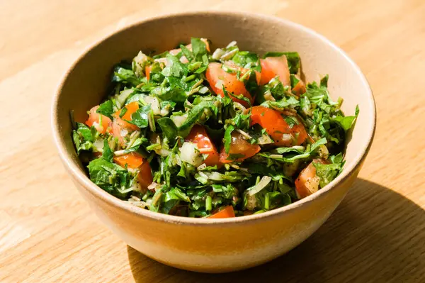 Sri Lanka usulü domatesli gotik kola salatası.