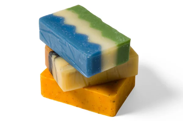 Beyaz arkaplanda izole edilmiş el yapımı organik sabun çubukları