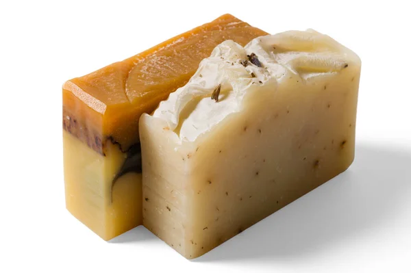 Beyaz arkaplanda izole edilmiş el yapımı organik sabun çubukları