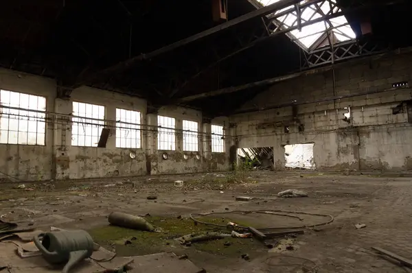 Büyük terk edilmiş sanayi salonu veya depolama alanı
