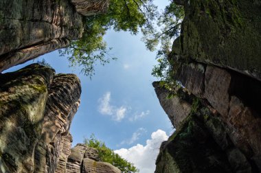 Prahov Kayalıkları 'ndaki doğal kumtaşı oluşumları rock kasabası, Bohem cenneti, Çek Cumhuriyeti