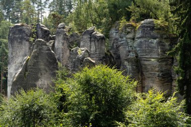 Prahov Kayalıkları 'ndaki doğal kumtaşı oluşumları rock kasabası, Bohem cenneti, Çek Cumhuriyeti