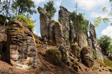 Prahov Kayalıkları 'ndaki doğal kumtaşı oluşumları rock kasabası, Bohem cenneti, Çek Cumhuriyeti