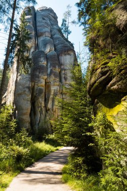 Çek Cumhuriyeti 'ndeki Adrspach kayalıklarında muazzam kaya oluşumları arasında yürüyüş yolu
