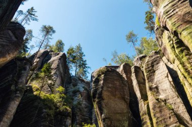 Çek Cumhuriyeti 'ndeki Adrspach kayalarında muazzam kaya oluşumları