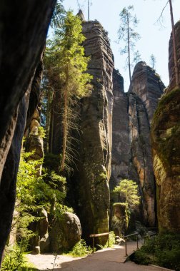 Çek Cumhuriyeti 'ndeki Adrspach kayalıklarında muazzam kaya oluşumları arasında yürüyüş yolu