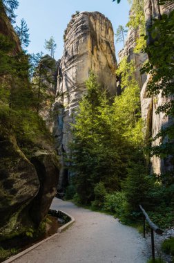 Çek Cumhuriyeti 'ndeki Adrspach kayalıklarında muazzam kaya oluşumları arasında yürüyüş yolu