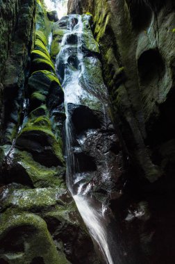 Siyah kayalar üzerindeki küçük şelale, Adrspach kayaları, Çek Cumhuriyeti