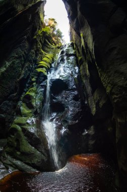 Siyah kayalar üzerindeki küçük şelale, Adrspach kayaları, Çek Cumhuriyeti