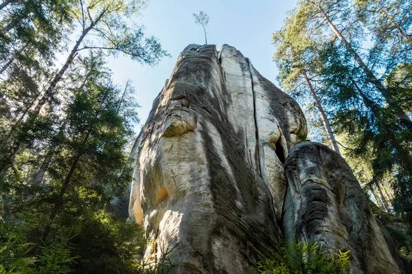 Çek Cumhuriyeti 'ndeki Adrspach kayalarında muazzam kaya oluşumları