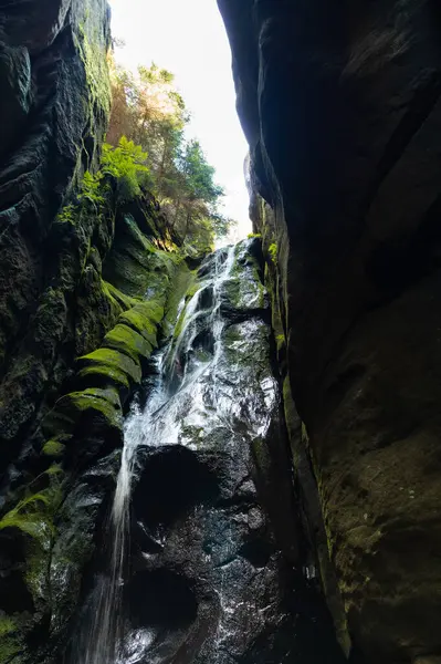 Siyah kayalar üzerindeki küçük şelale, Adrspach kayaları, Çek Cumhuriyeti