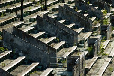 Prag 'daki terk edilmiş ve ufalanan Strahov spor stadyumundaki koltuklar..