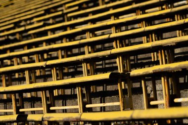 Prag 'daki terk edilmiş ve ufalanan Strahov spor stadyumunda sarı koltuklar..