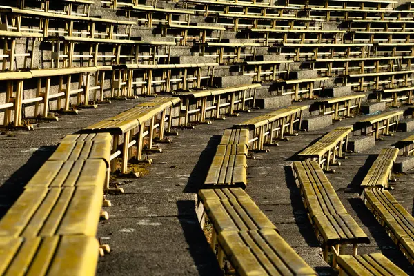 Prag 'daki terk edilmiş ve ufalanan Strahov spor stadyumunda sarı koltuklar..