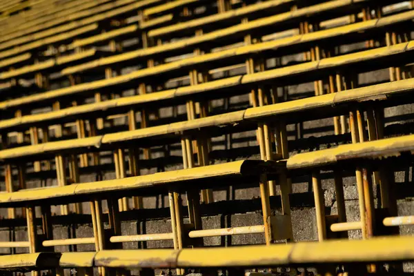 Prag 'daki terk edilmiş ve ufalanan Strahov spor stadyumunda sarı koltuklar..