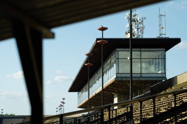 Prag, Çek Cumhuriyeti - 28 Haziran 2025: Sarı koltuklu boş ve çökmüş Büyük Strahov Stadyumu