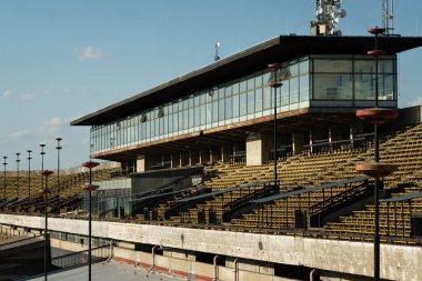 Prag, Çek Cumhuriyeti - 28 Haziran 2025: Sarı koltuklu boş ve çökmüş Büyük Strahov Stadyumu