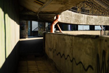 Prag, Çek Cumhuriyeti - 28 Haziran 2025: Büyük Strahov Stadyumu 'nun yıkılan beton yapısı