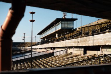 Prag, Çek Cumhuriyeti - 28 Haziran 2025: Sarı koltuklu boş ve çökmüş Büyük Strahov Stadyumu