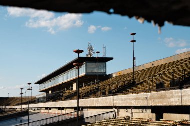 Prag, Çek Cumhuriyeti - 28 Haziran 2025: Sarı koltuklu boş ve çökmüş Büyük Strahov Stadyumu