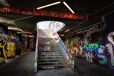 Prag, Çek Cumhuriyeti - 4 Temmuz 2025: Prag 'daki Vltavska yaya geçidinin duvarlarını ve merdivenlerini kaplayan renkli grafiti