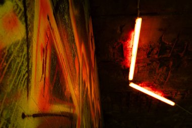 Prag, Çek Cumhuriyeti - 4 Temmuz 2025: Vltavska yaya geçidinde floresan borularla aydınlatılan graffitti 'nin kapatılması, Prag